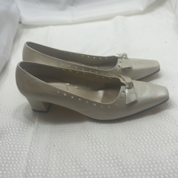 Ross Hommerson Cream Leather Pumps Size 8.5 - Picture 3 of 8